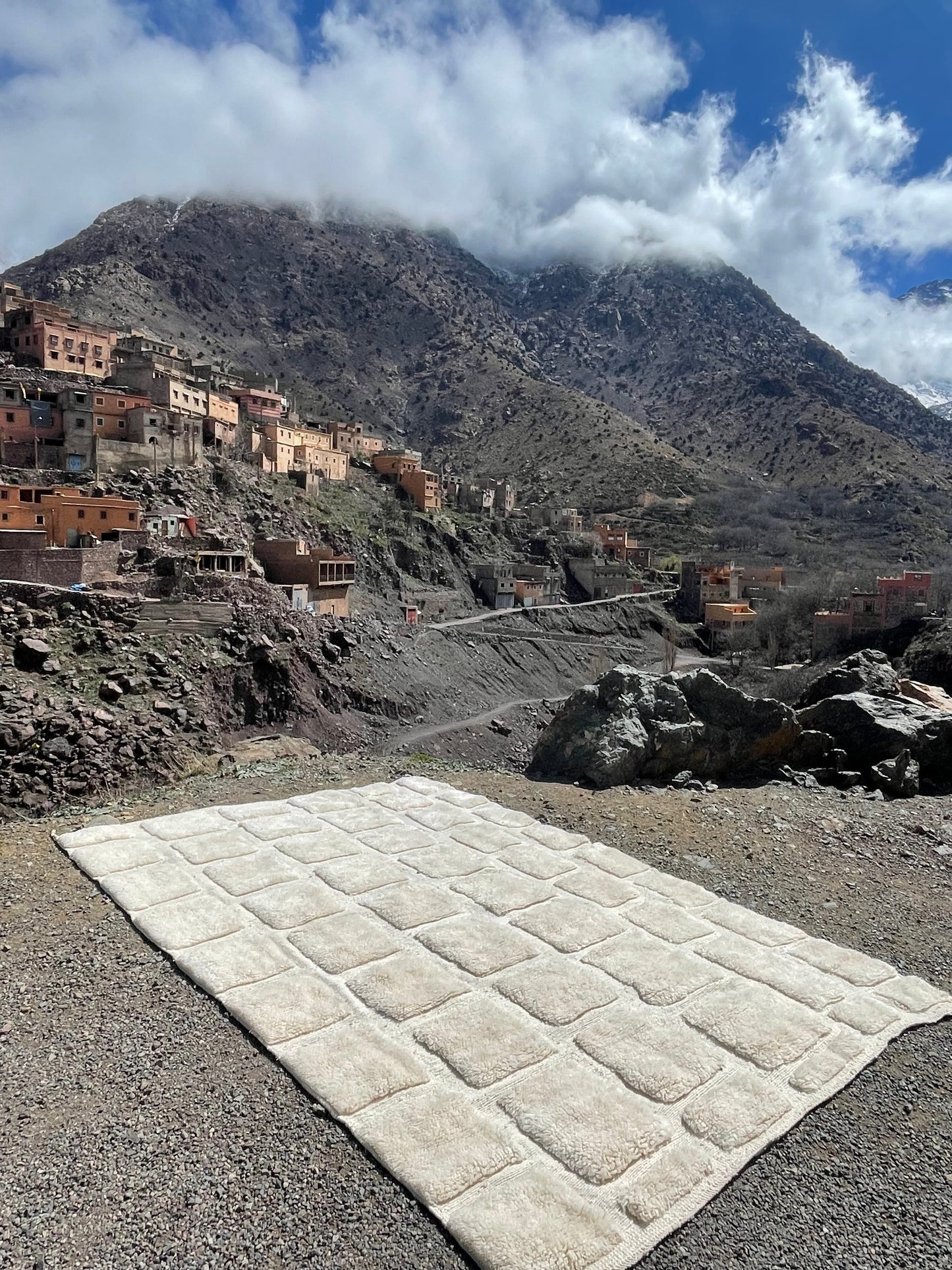 Handmade Beni Ourain Rug – Minimalist & Boho Chic Vintage Beni Ourain Rug – available to ship size is 10x7 feet. 300x200 cm