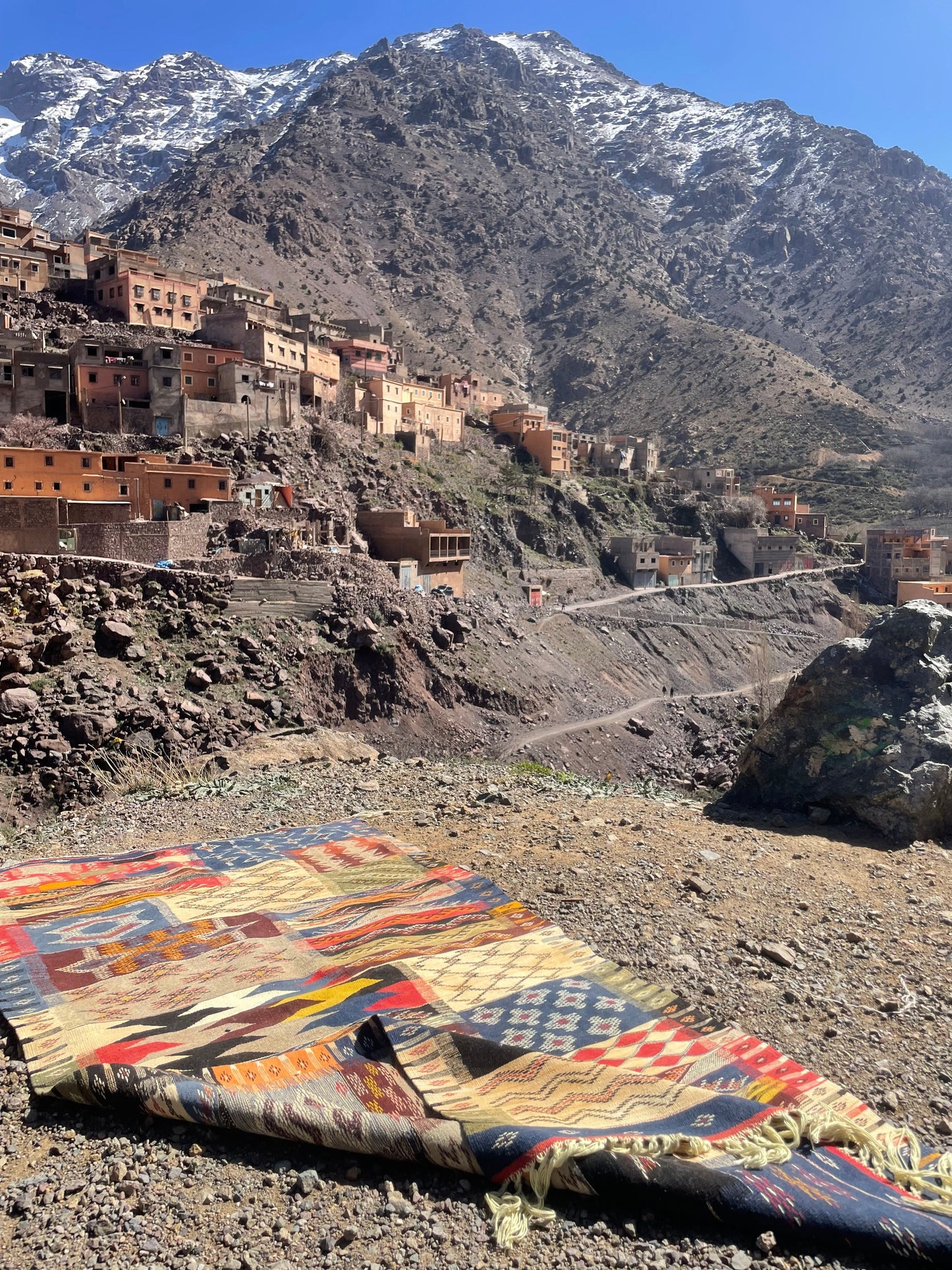 Authentic Moroccan Berber Kilim Rug Picasso Taznakht T63. Handmade tribal rug, expertly woven with traditional craftsmanship 200x120 cm