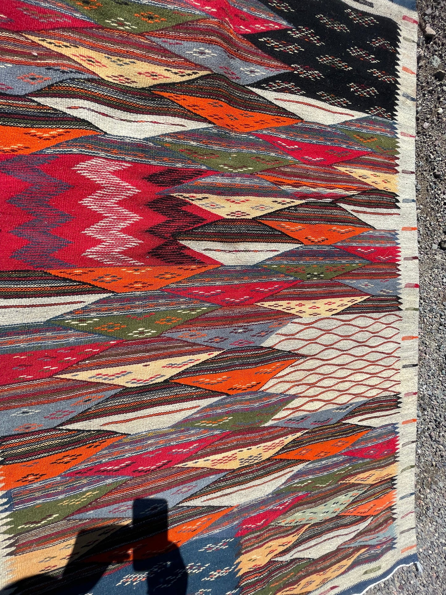 Authentic Moroccan Berber Kilim Rug Picasso Taznakht T63. Handmade tribal rug, expertly woven with traditional craftsmanship 150x100 cm