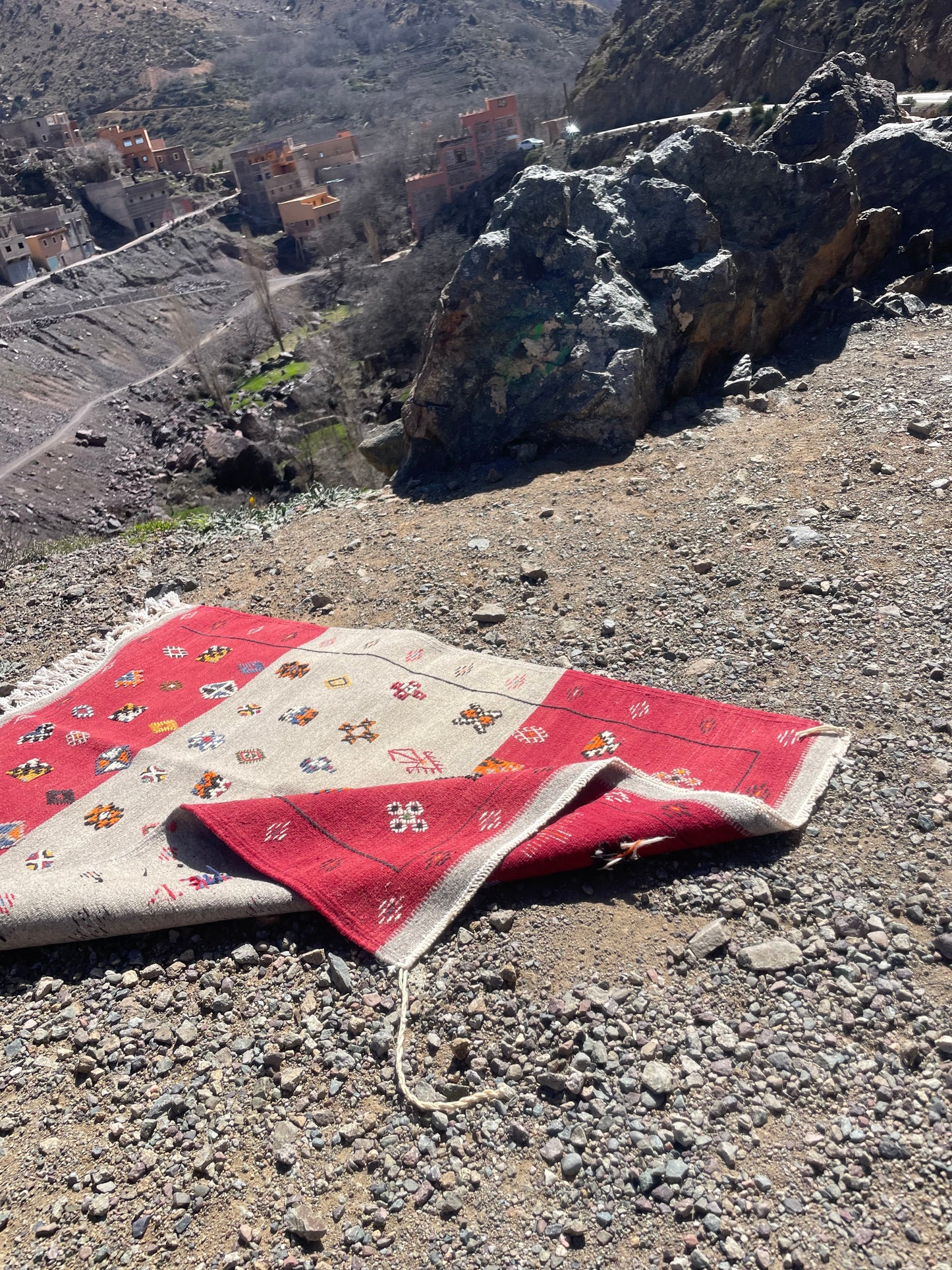 Authentic Moroccan Berber Kilim Rug Picasso Taznakht T63. Handmade tribal rug, expertly woven with traditional craftsmanship 150x100 cm