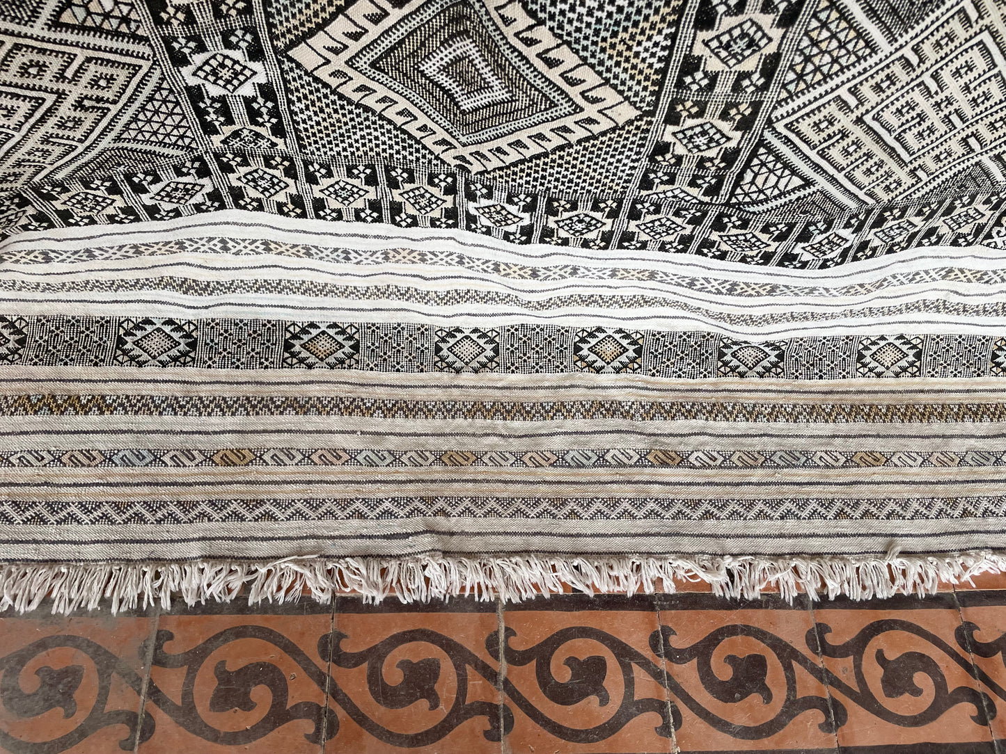 Moroccan Berber Kilim Rug Carpet - Older Style - Tribal Art - Wool, Cotton, Sabra Silk - Grey, White and Gold - Larger Size - 300x200 cm