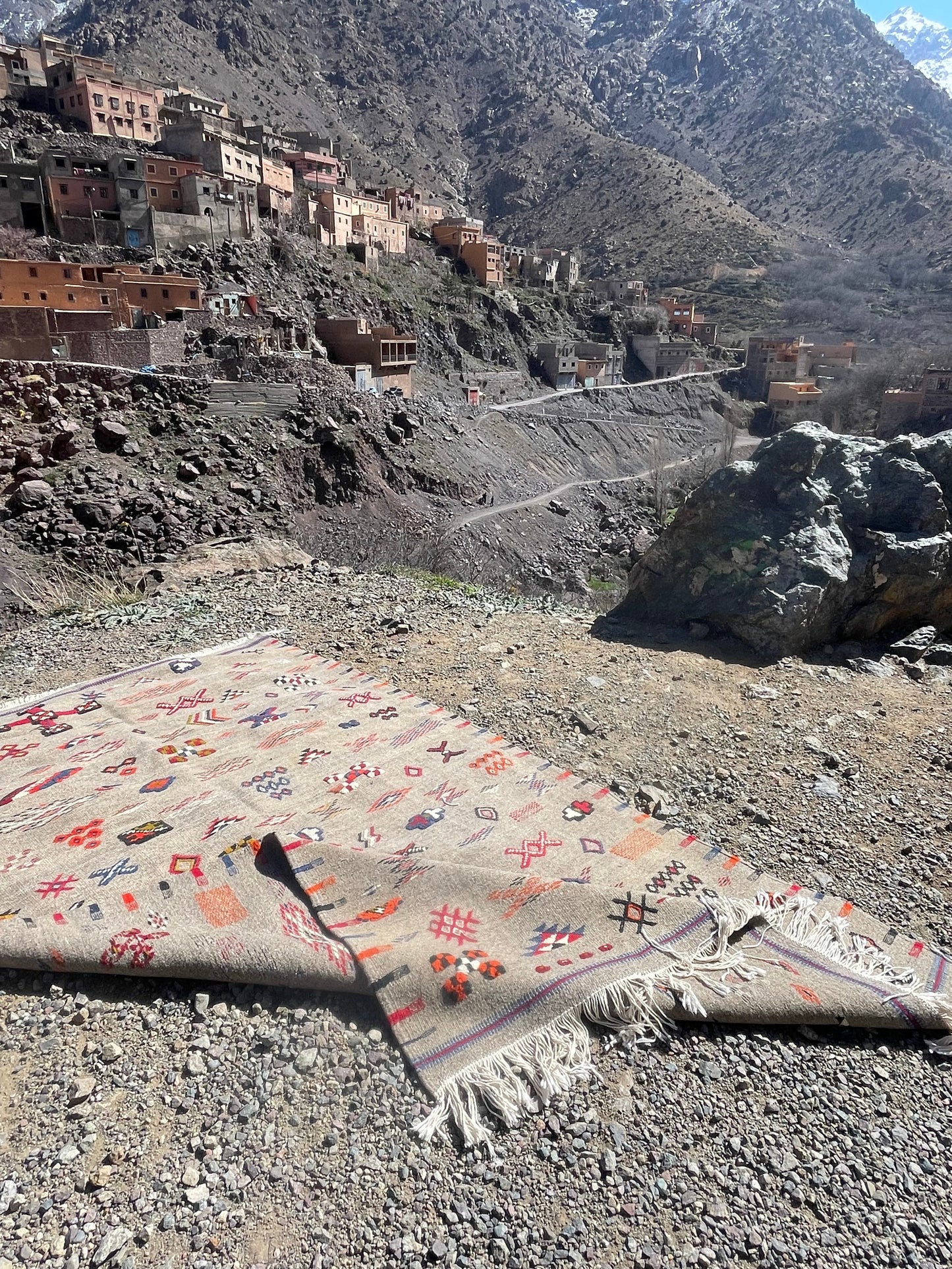 Authentic Moroccan Berber Kilim Rug Picasso Taznakht T63. Handmade tribal rug, expertly woven with traditional craftsmanship 200x120 cm