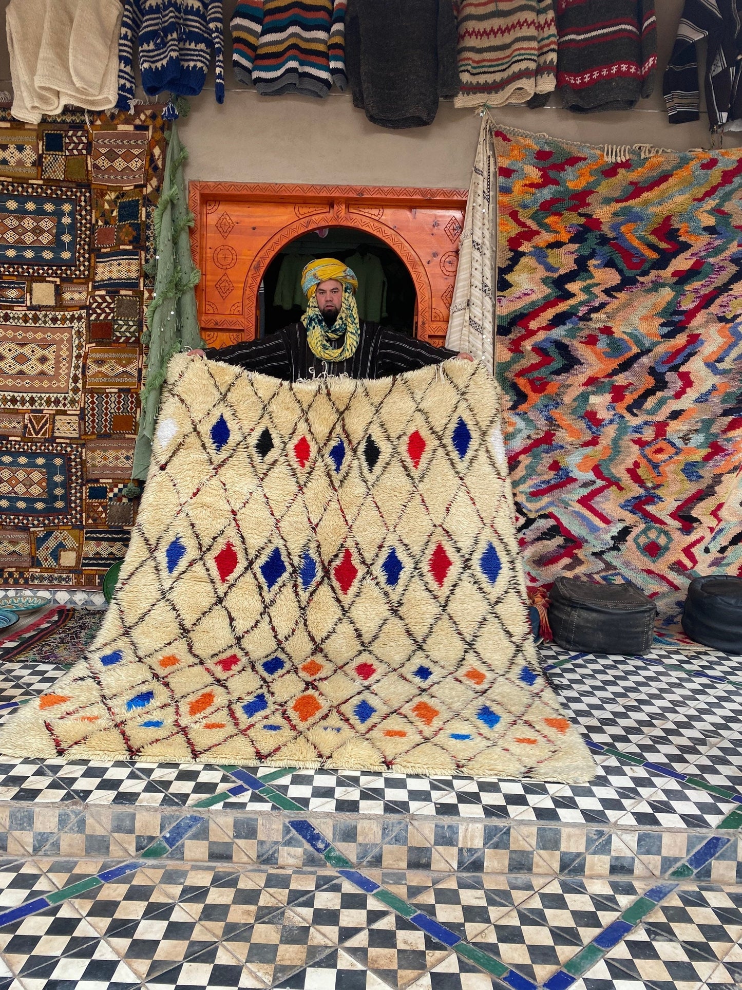 Beni ourain carpet vintage Berber carpet Moroccan rugs the size is 255x200 centimeter