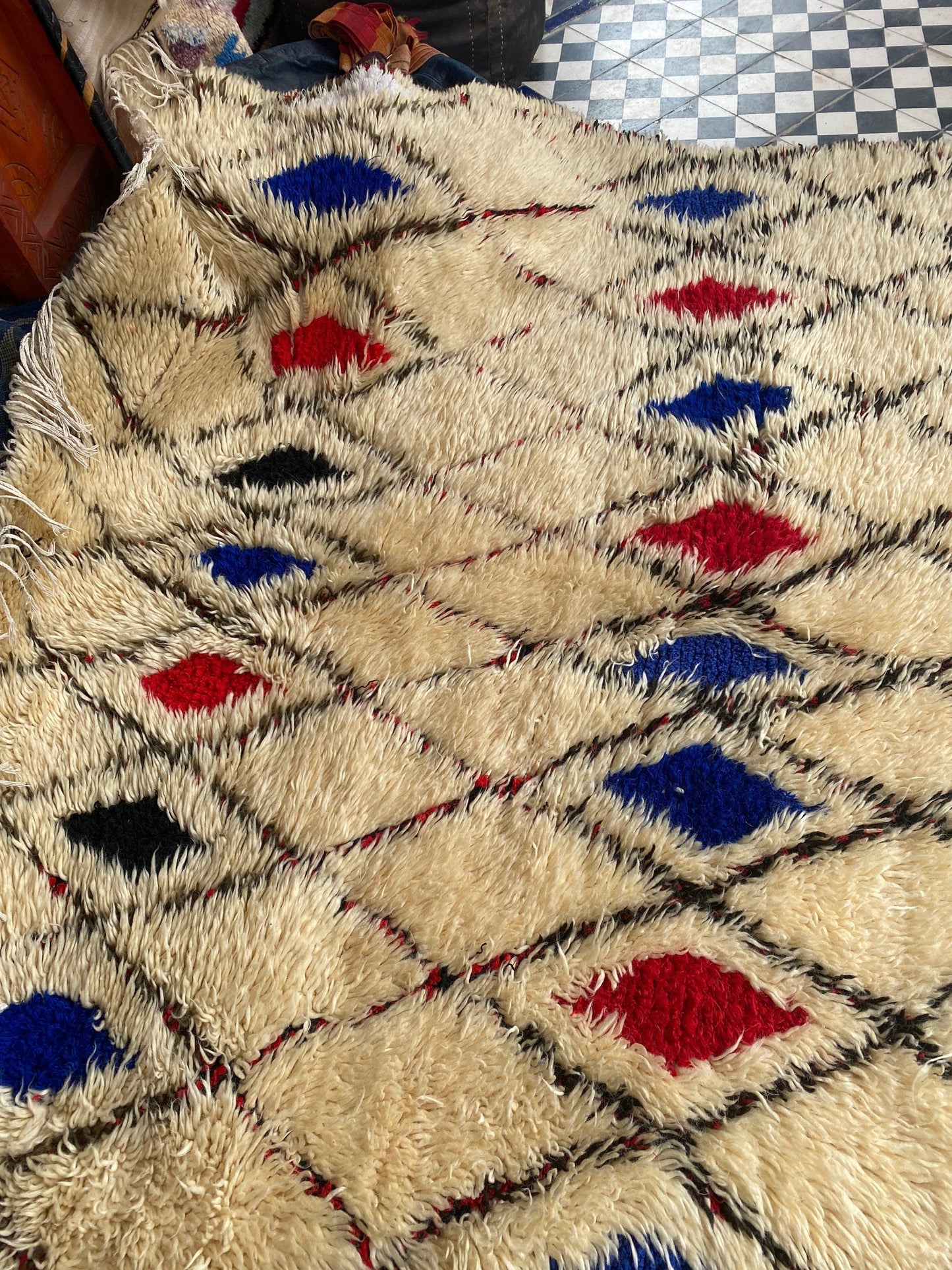 Beni ourain carpet vintage Berber carpet Moroccan rugs the size is 255x200 centimeter
