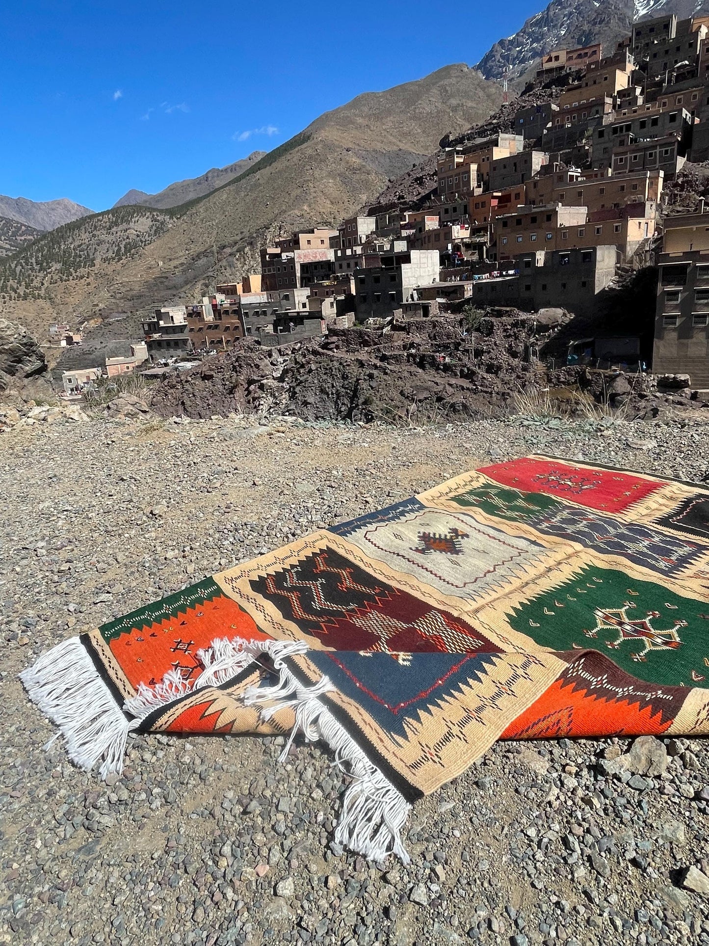 Authentic Moroccan Berber Kilim Rug Picasso Taznakht T63. Handmade tribal rug, expertly woven with traditional craftsmanship 150x100 cm