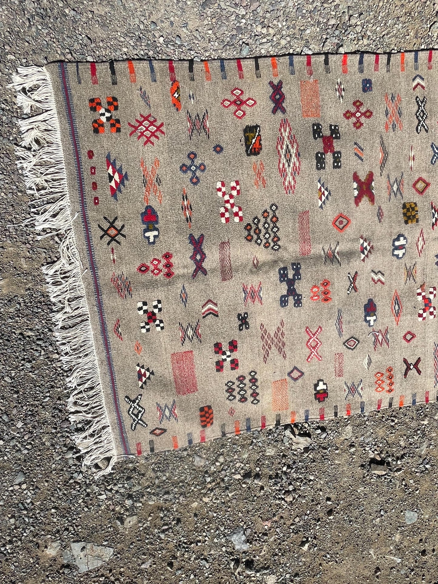 Authentic Moroccan Berber Kilim Rug Picasso Taznakht T63. Handmade tribal rug, expertly woven with traditional craftsmanship 200x120 cm