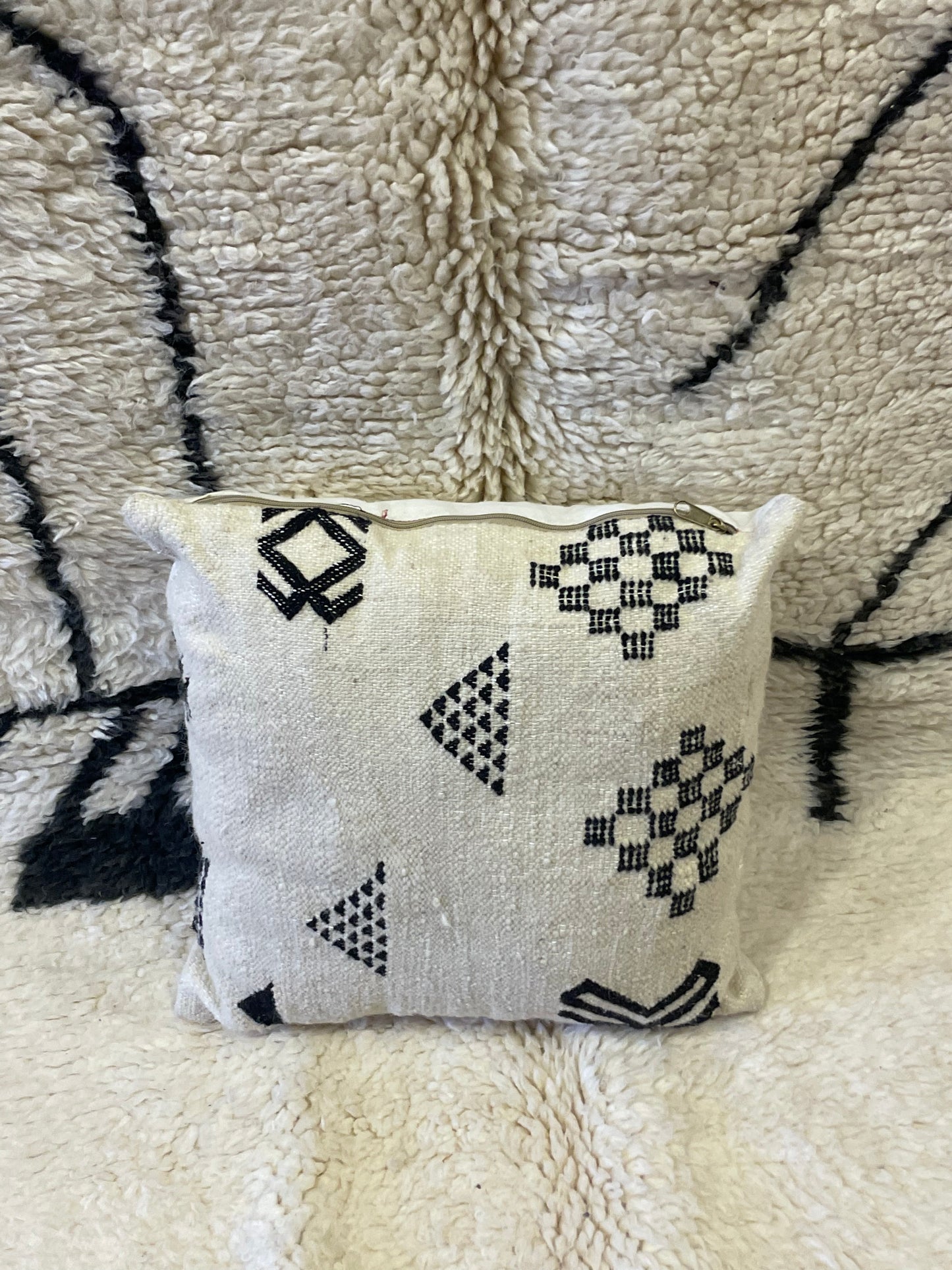 Handwoven Berber Wool Pillow – Authentic Moroccan Craftsmanship ✨