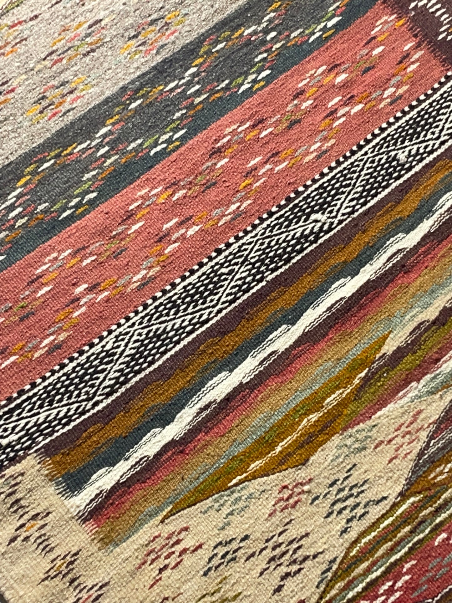 Handwoven Picasso-Style Wool Rug – 120x70 cm (3.9 x 2.3 ft), Luxury Abstract Decorative Carpet