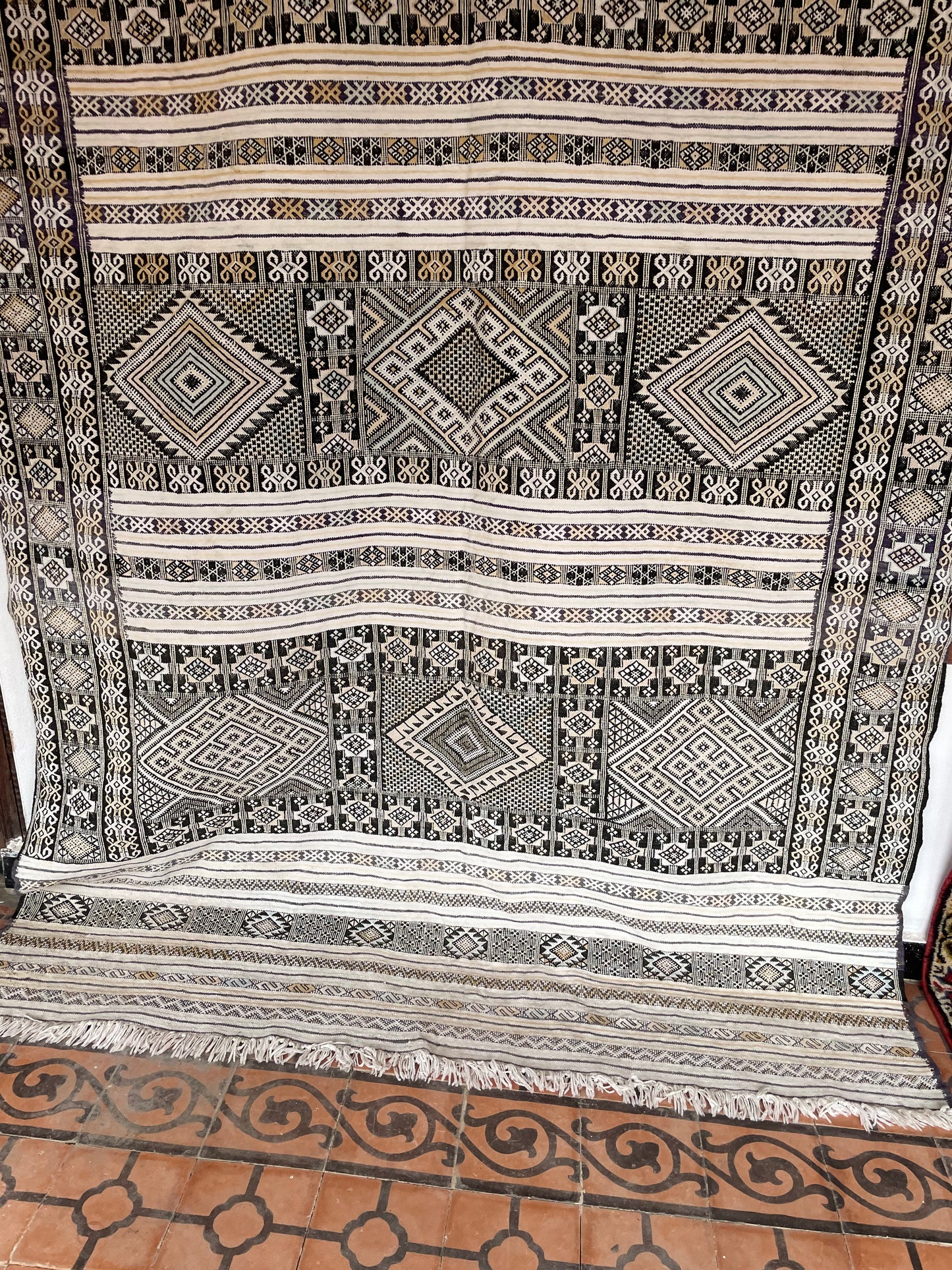 Moroccan Berber Kilim Rug Carpet - Older Style - Tribal Art - Wool, Cotton, Sabra Silk - Grey, White and Gold - Larger Size - 300x200 cm