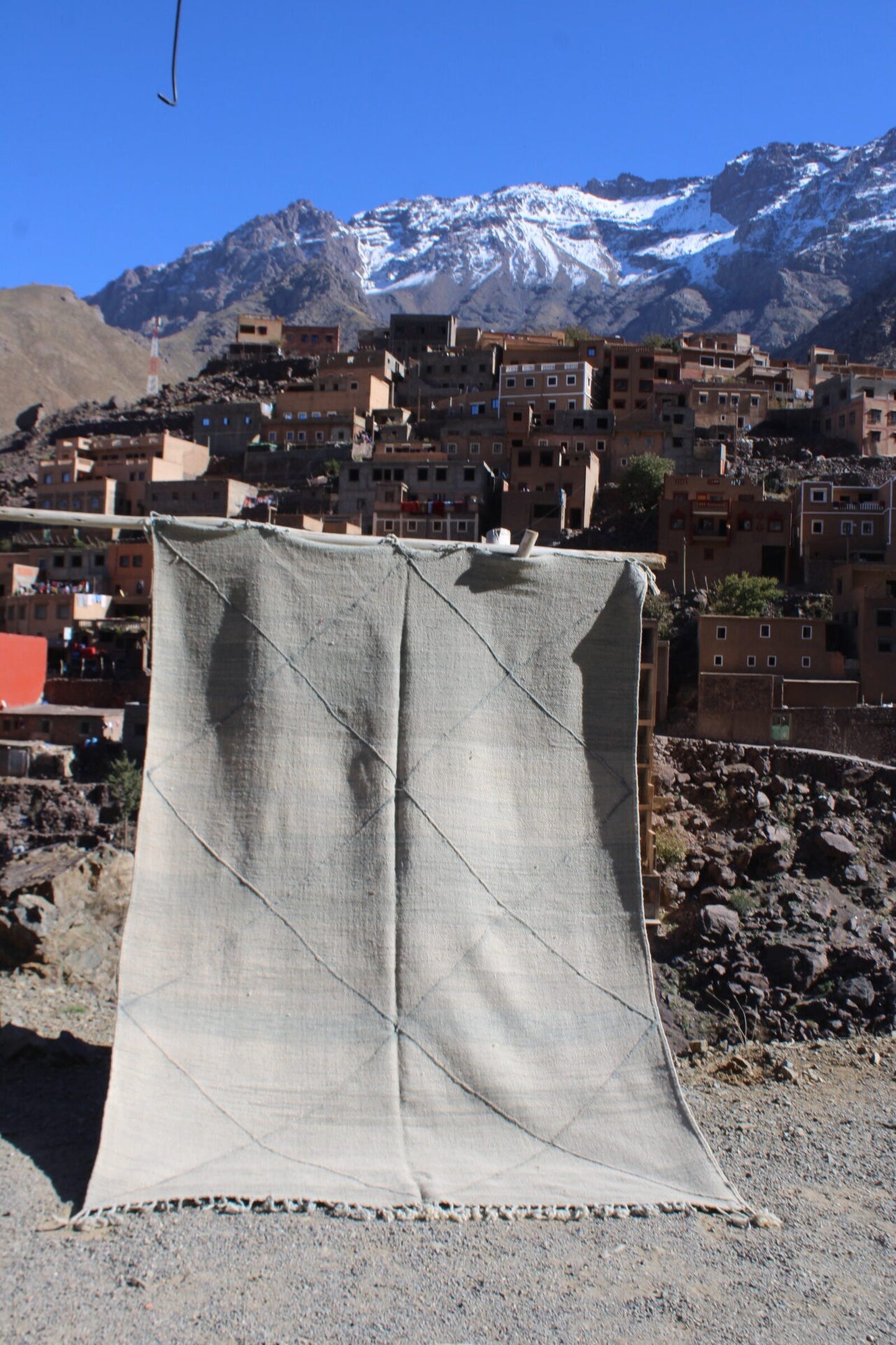 zanafi rug, zanafi carpet, moroccan zanafi rug, berber zanafi rug, handmade moroccan rug, authentic berber carpet, zanafi flatweave, moroccan flatweave rug, berber rug, atlas mountains rug, boho moroccan decor, bohemian rug, neutral moroccan rug, black and white zanafi rug, handwoven rug, wool moroccan rug, 300x200 cm rug, 9.8x6.5 ft rug, large moroccan rug, traditional moroccan weaving