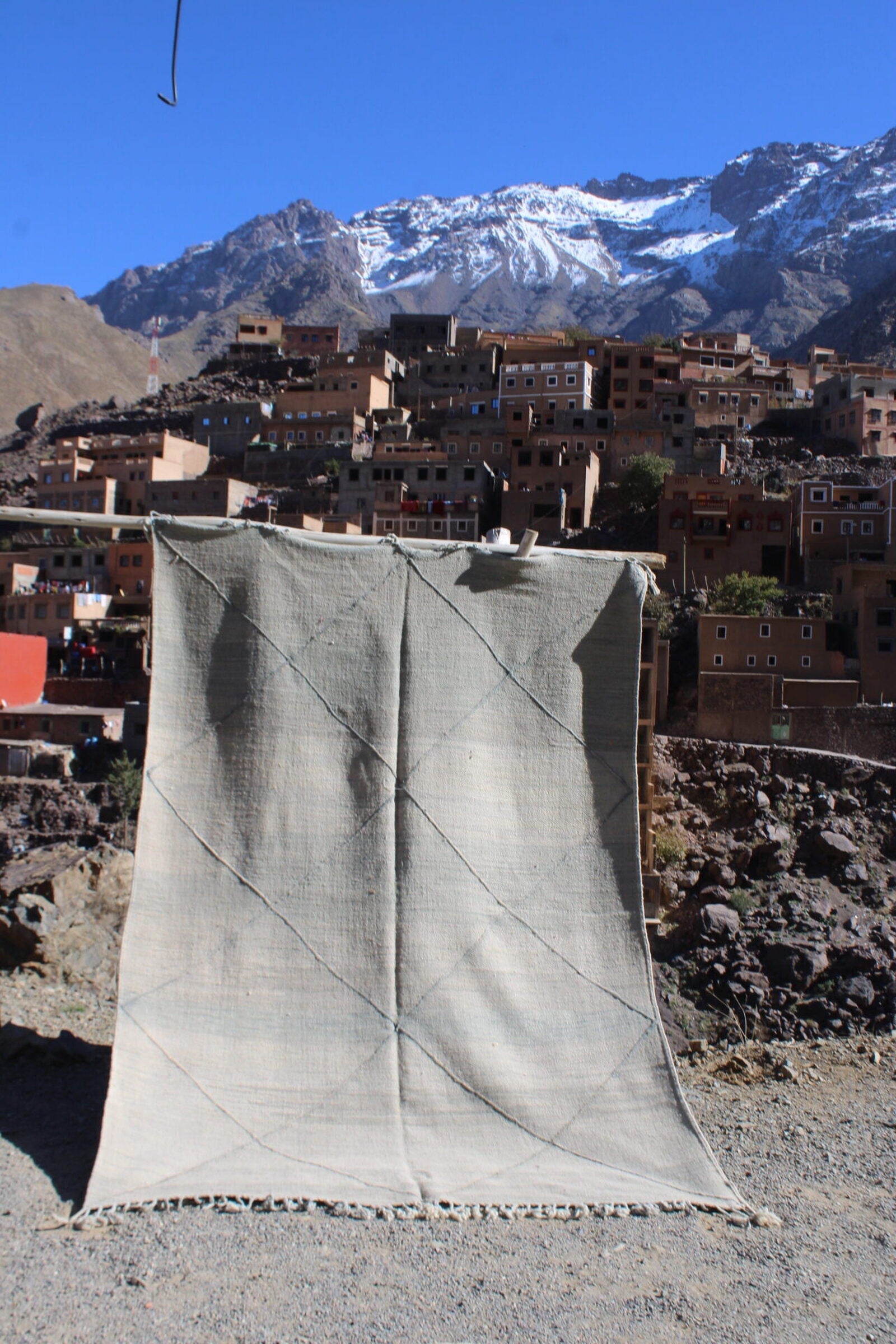 zanafi rug, zanafi carpet, moroccan zanafi rug, berber zanafi rug, handmade moroccan rug, authentic berber carpet, zanafi flatweave, moroccan flatweave rug, berber rug, atlas mountains rug, boho moroccan decor, bohemian rug, neutral moroccan rug, black and white zanafi rug, handwoven rug, wool moroccan rug, 300x200 cm rug, 9.8x6.5 ft rug, large moroccan rug, traditional moroccan weaving