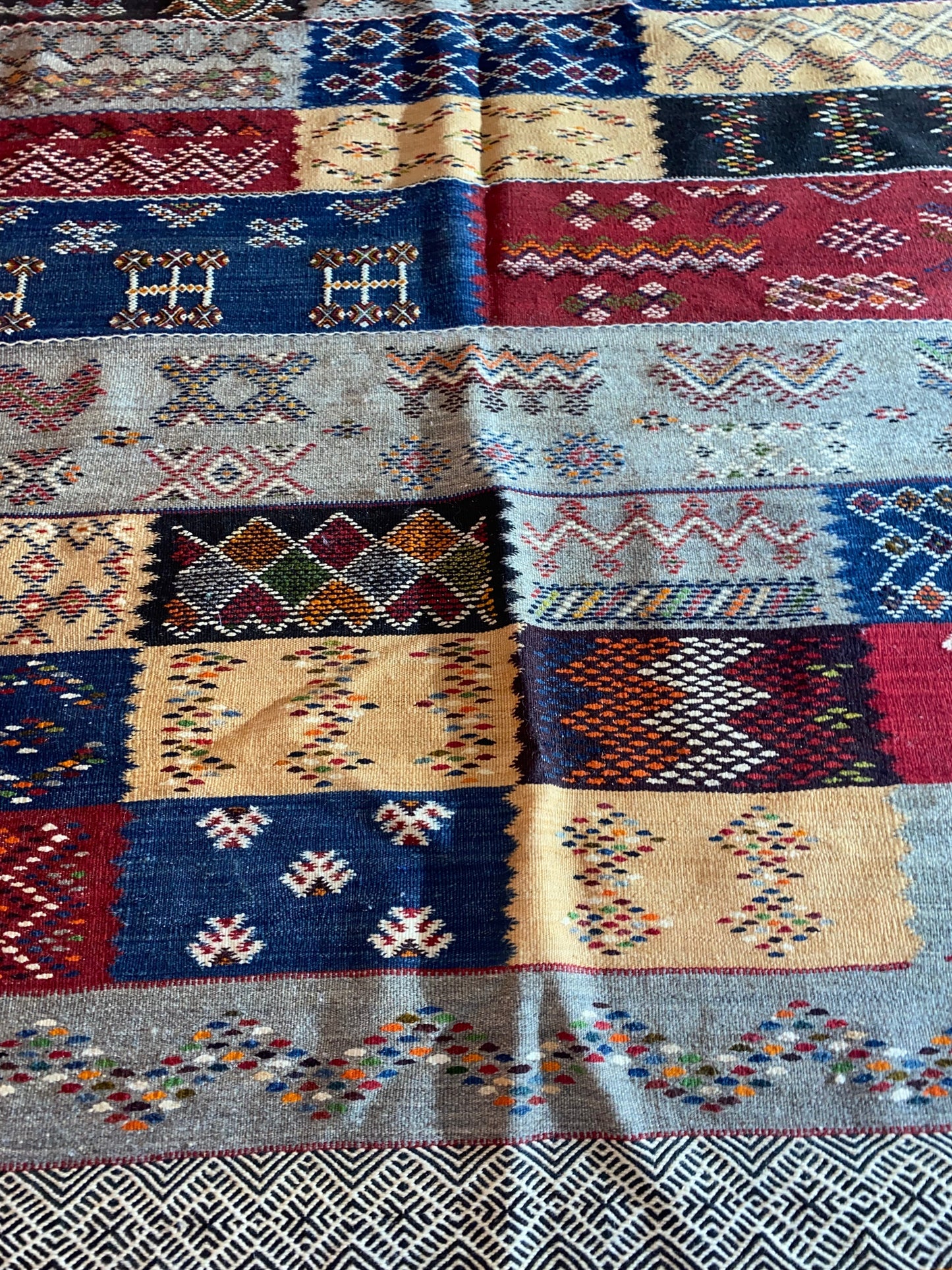 Moroccan  Kilim  handmade 100%wool berber  rugs.  size is 150x150 cm