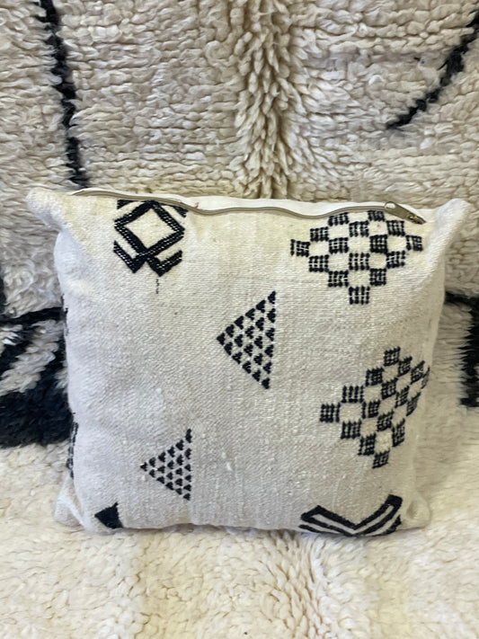 Handwoven Berber Wool Pillow – Authentic Moroccan Craftsmanship ✨