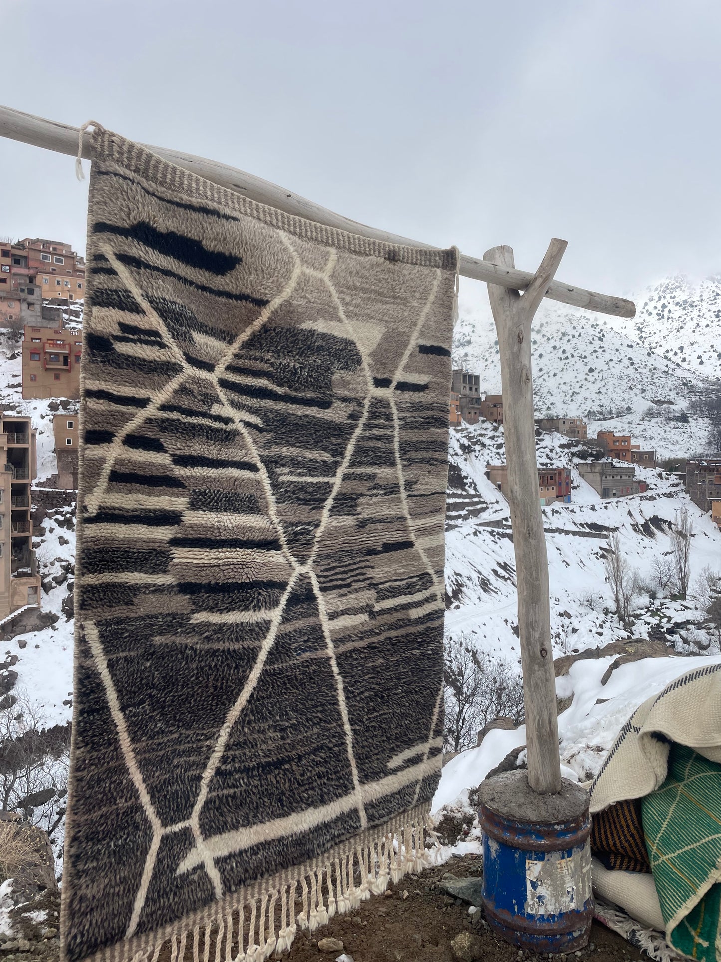 Beni Imlil Moroccan Wool Rug 4.9 x 3.3 ft – Handmade Berber Area Rug, Neutral Tribal Design