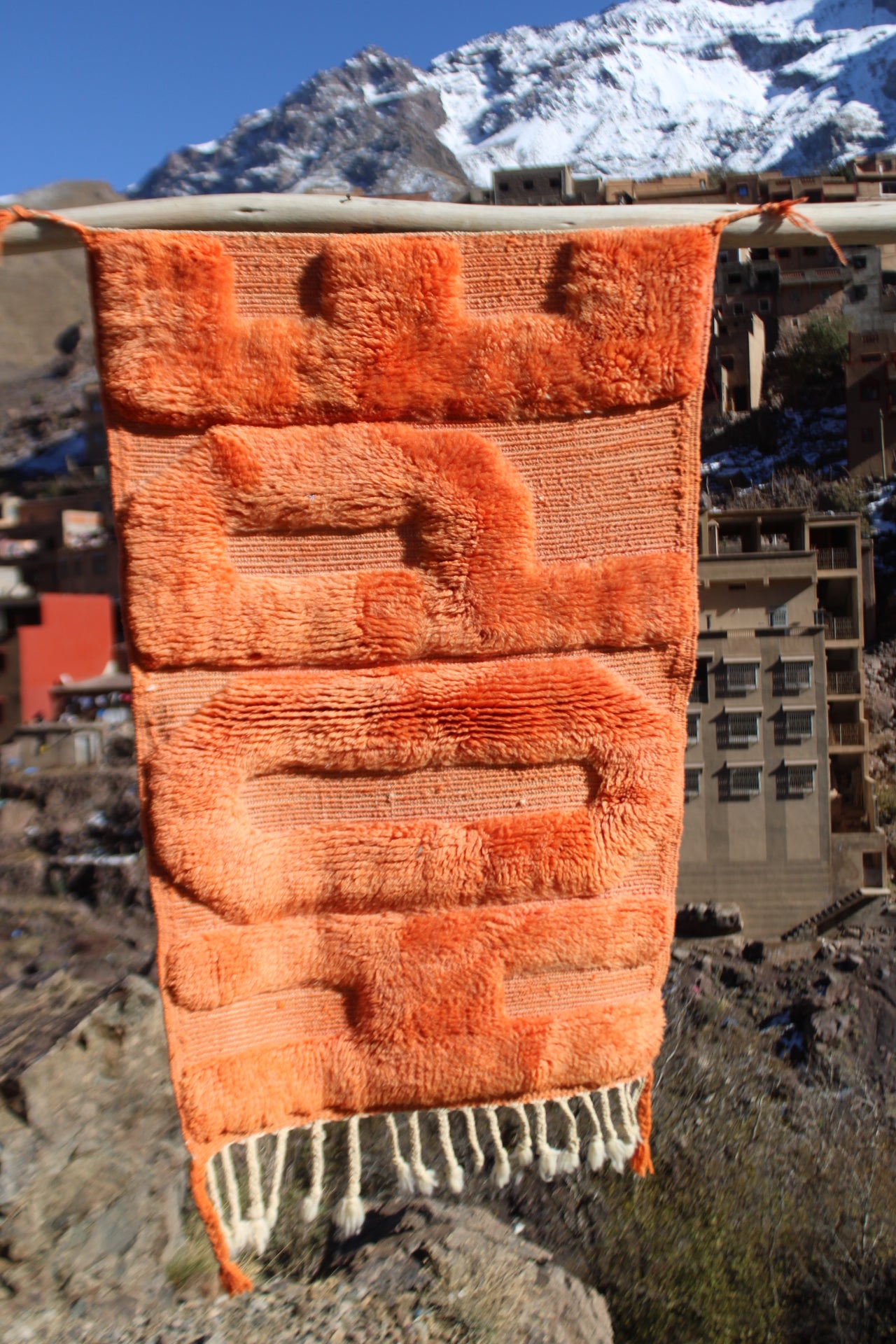 This handcrafted HOPE Moroccan rug is woven from natural, undyed wool and features a beautifully raised tufted design. Soft, neutral tones make it perfect for Scandinavian, minimalist, and modern interiors. Each rug is ethically handmade by Berber artisans using traditional techniques passed down for generations.
An uplifting statement piece that blends artistic design with the high-quality craftsmanship seen in Beni Rugs and Beni Souk collections.