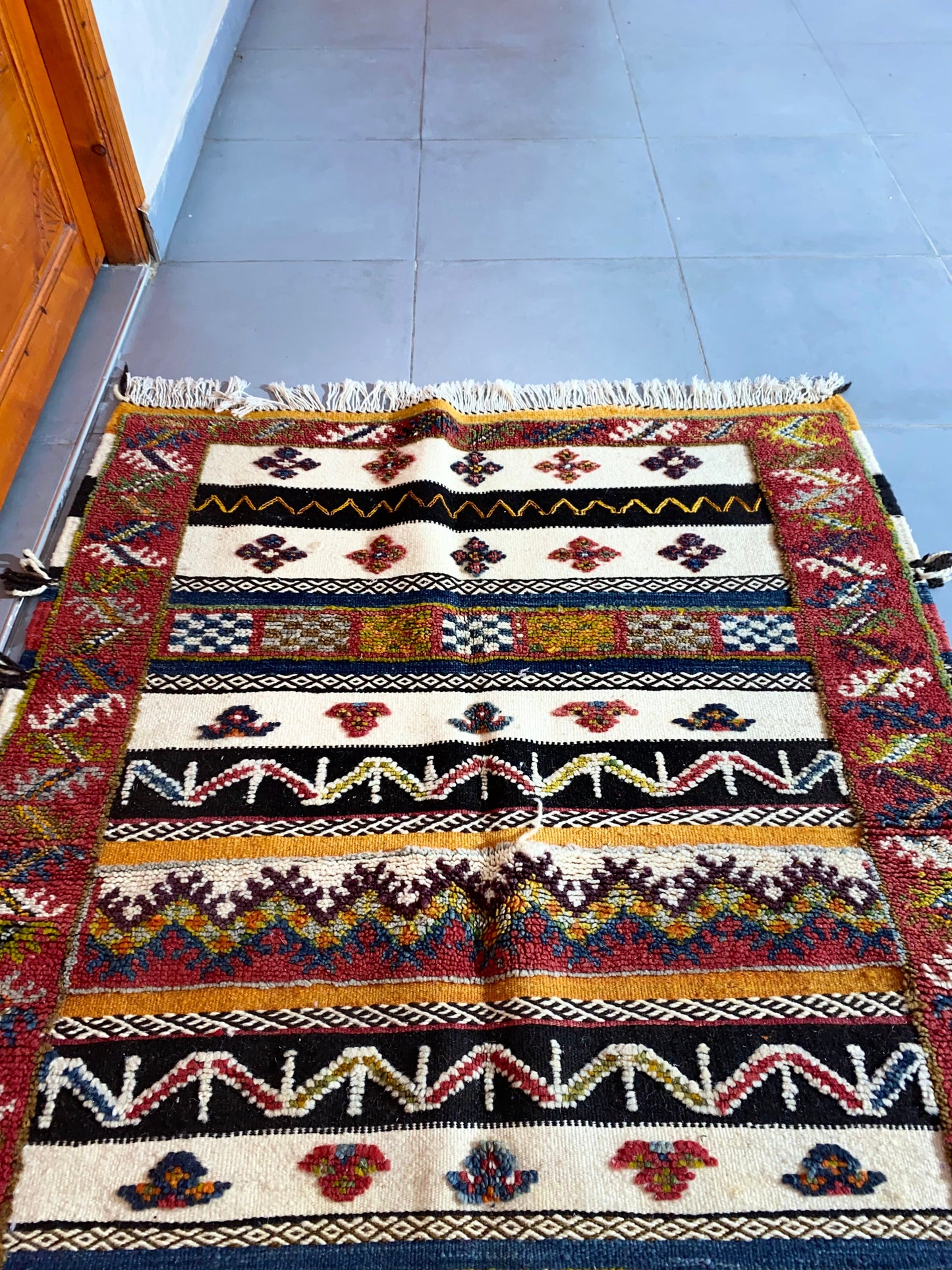 Moroccan  Kilim  handmade 100%wool berber  rugs. size is 205x145 cm