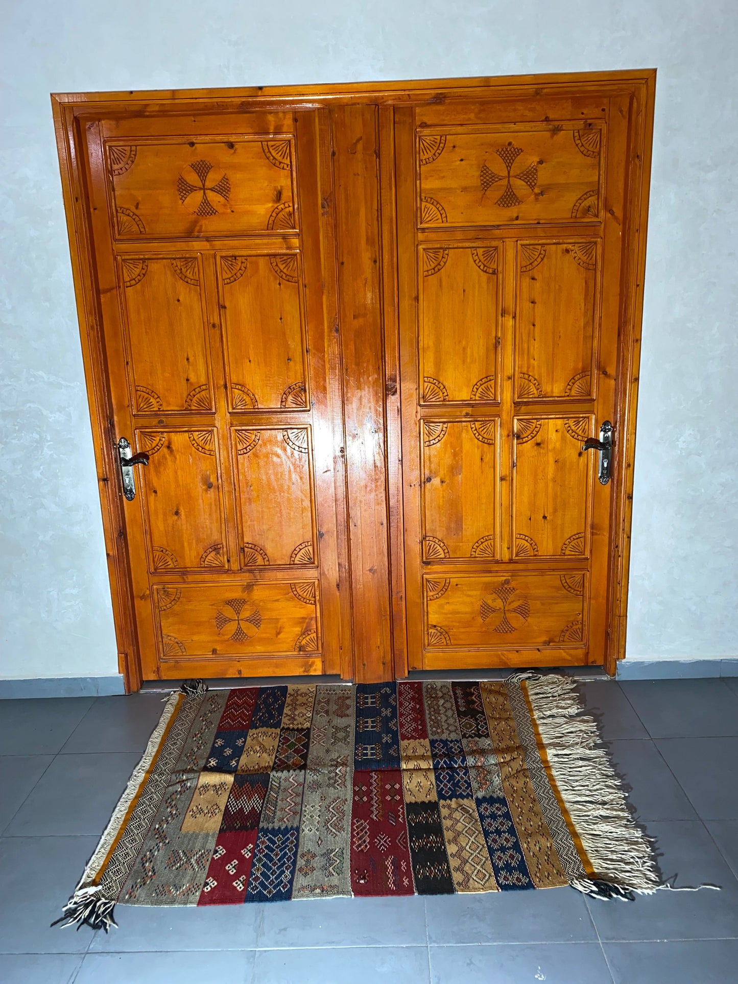 Moroccan  Kilim  handmade 100%wool berber  rugs.  size is 150x150 cm